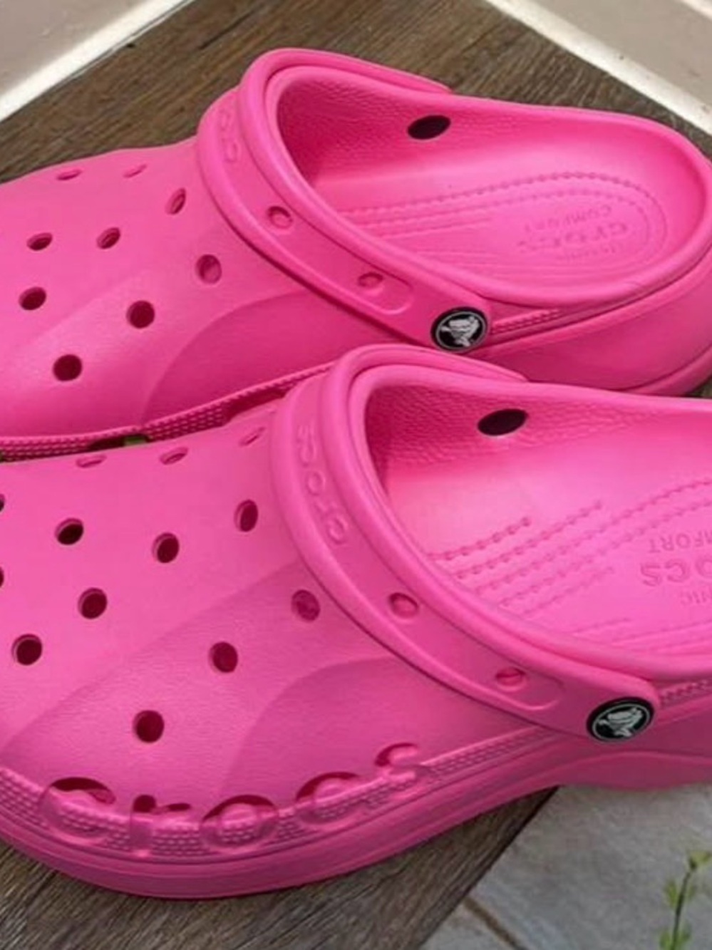 Crocs women’s Classic Clog - Bright Pink